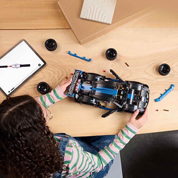 LEGO Technic Porsche GT4 E-Performance Yarış Arabası 42176