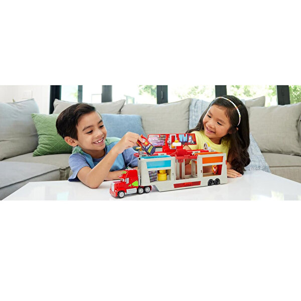 Cars Mack Tır Renk Değişimi Eğlencesi Oyun Seti HPD82