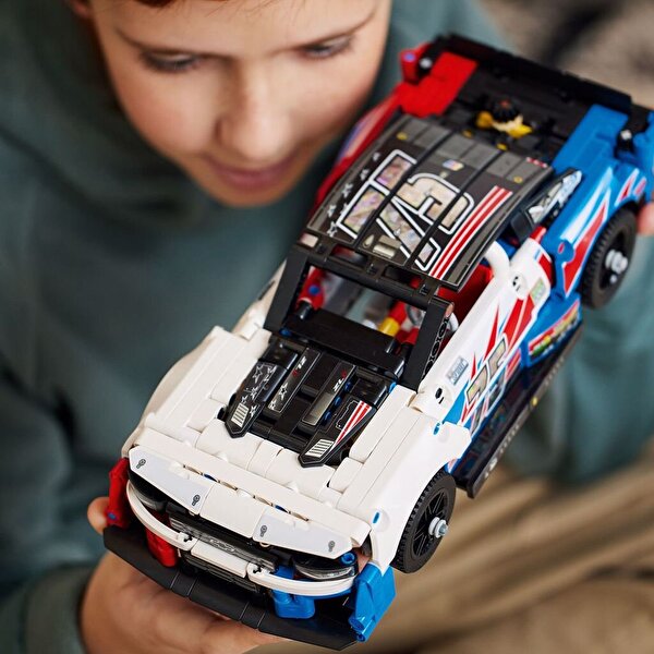 LEGO Technic NASCAR Yeni Nesil Chevrolet Camaro ZL1 42153