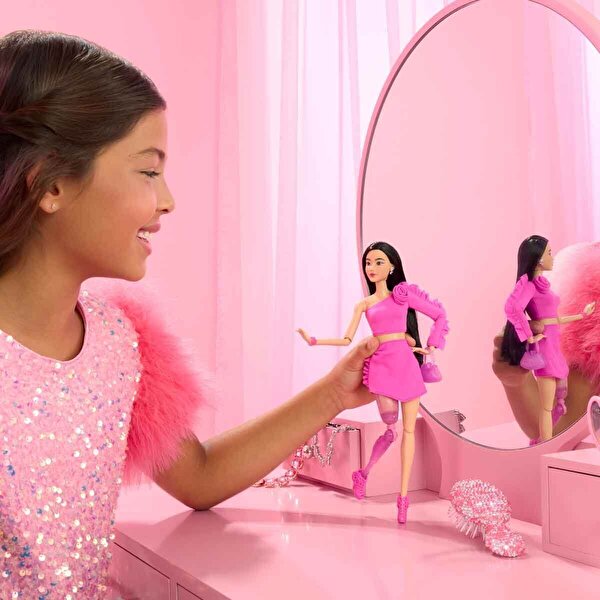 Barbie Deluxe Style Işıltılı Protez Bacaklı Bebek HYV26