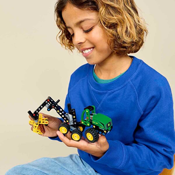 LEGO Technic John Deere 1470H Tekerlekli Orman Makinesi 42218
