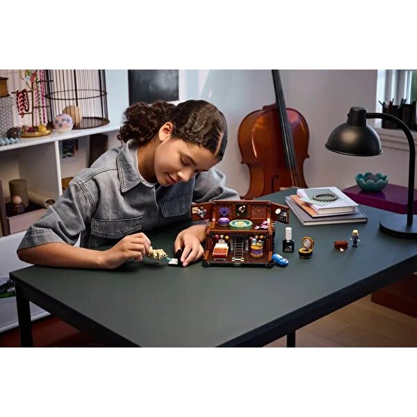 Lego Wednesday Thing's Apartment 76785