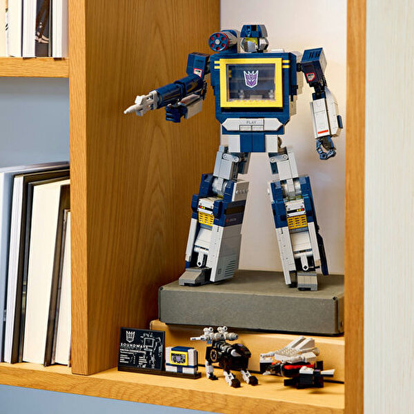 LEGO Icons Transformers: Soundwave 10358