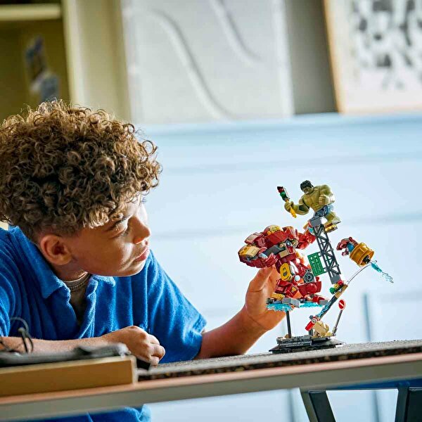 LEGO Marvel Efsanevi Savaş: Hulkbuster, Hulk'a Karşı 76343