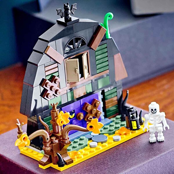 LEGO Iconic Cadılar Bayramı Ahırı 40721