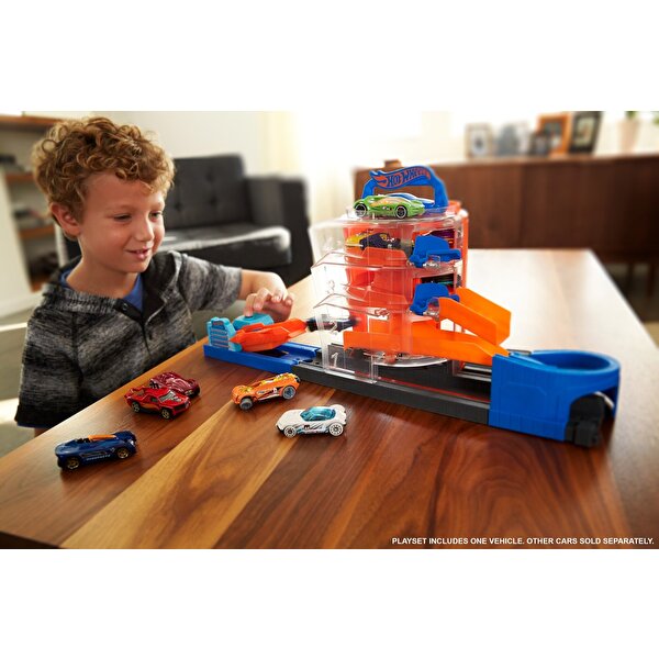 Hot Wheels Tekerlekli Yarış Dünyası Oyun Seti Parkurda Dönüş Macerası GBF95