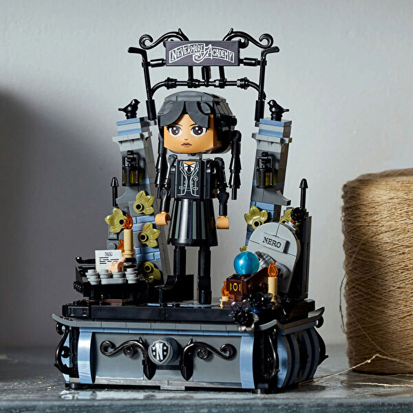 LEGO Wednesday Addams Figürü 76780