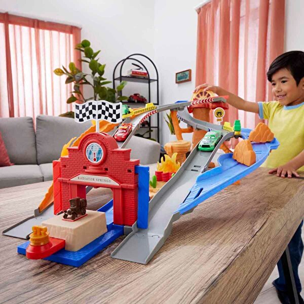 Disney Pixar Cars Radiator Springs Yarış ve Kurtarma Pisti Oyun Seti JFL57
