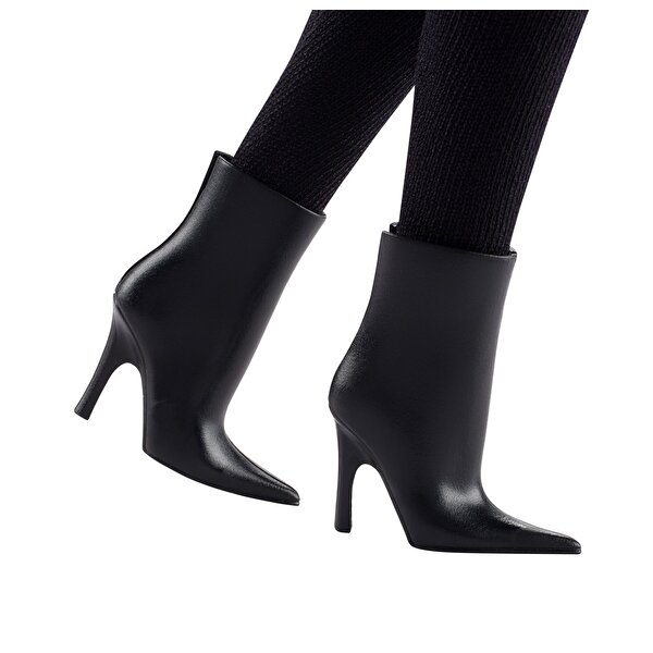 Barbie Koleksiyon Sonsuz Zarafet Bebeği GHT65