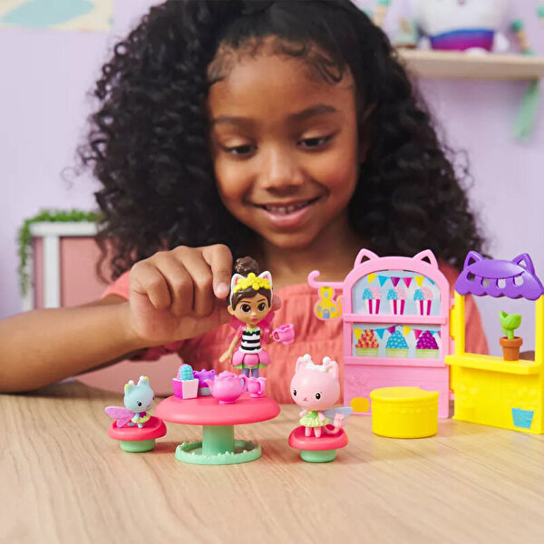 Gabby's Dollhouse Kitty Peri Bahçe Partisi Oyun Seti