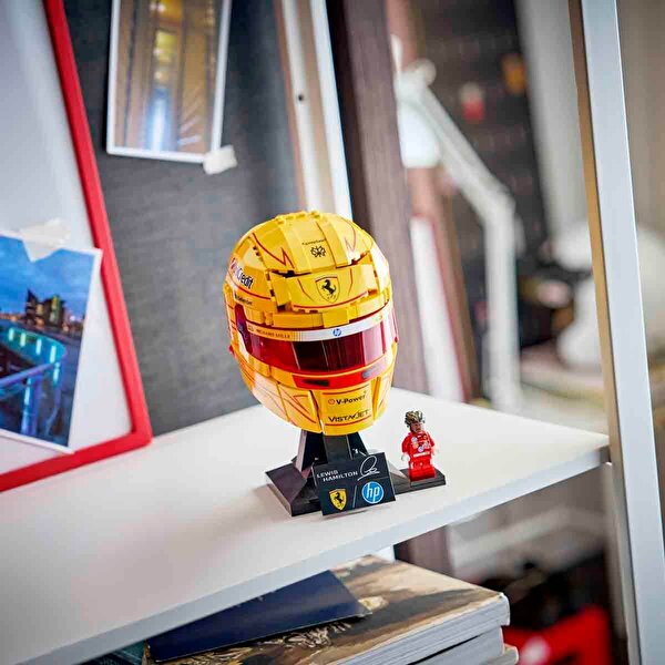 LEGO Editions Scuderia Ferrari HP Lewis Hamilton Kaskı 43022
