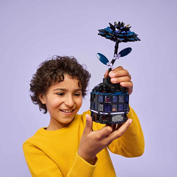 LEGO Wednesday Siyah Yıldız Çiçeği 76784