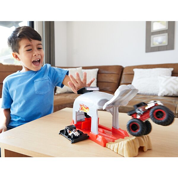 Hot Wheels Monster Trucks Fırlatıcılı Oyun Seti Bone Shaker GKY02