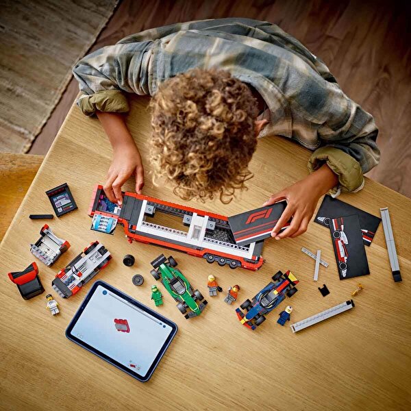 LEGO City RB20 ve AMR24 F1 Arabalı F1 Kamyonu 60445