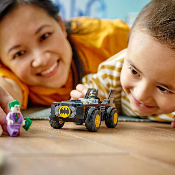 LEGO  DC Batmobile Takibi Batman Jokere Karşı 76264
