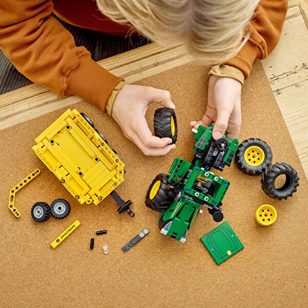 LEGO Technic John Deere 9620R 4WD Traktör 42136