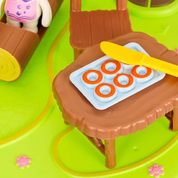 Kırmızı Çatılı Orman Evi ve Figürler