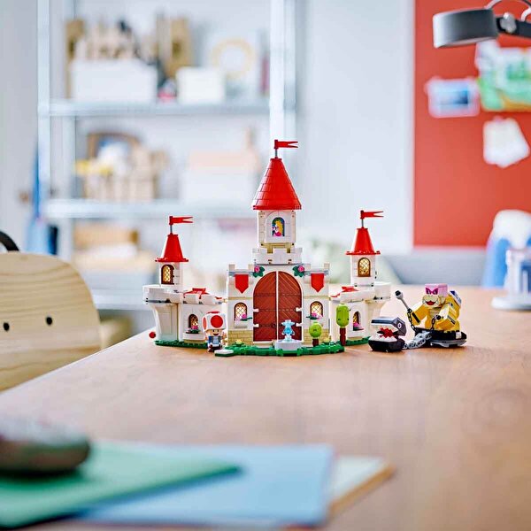 LEGO Super Mario Peach’in Kalesi’nde Roy ile Savaş 71435
