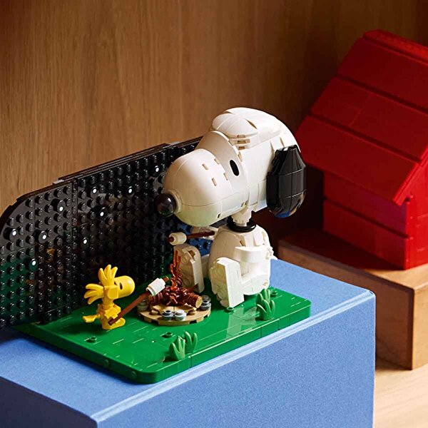 LEGO Ideas Peanuts: Snoopy'nin Köpek Kulübesi 21368
