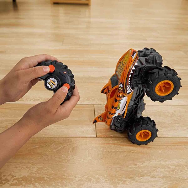 Hot Wheels Monster Trucks 1:24 Tiger Shark Uzaktan Kumandalı Araba HNV03