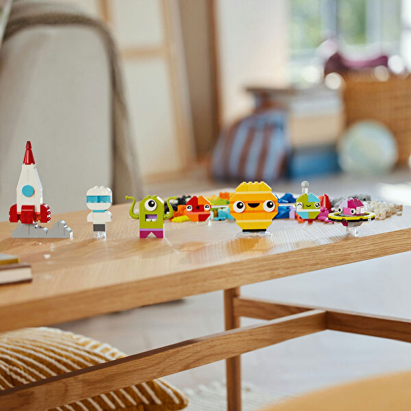 LEGO Classic Yaratıcı Uzay Gezegenleri 11037