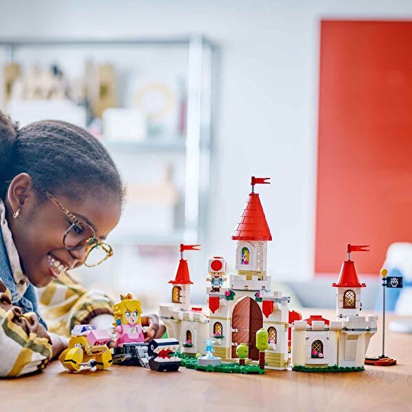 LEGO Super Mario Peach’in Kalesi’nde Roy ile Savaş 71435