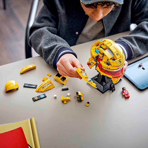 LEGO Editions Scuderia Ferrari HP Lewis Hamilton Kaskı 43022