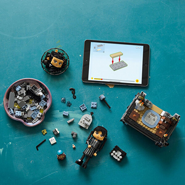 LEGO Wednesday Addams Figürü 76780