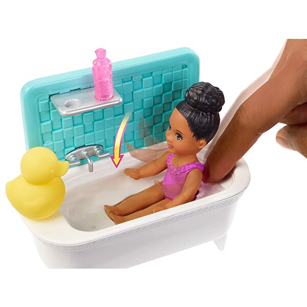 Barbie Bebek Bakıcılığı Oyun Seti Banyo Temalı Esmer FXH06