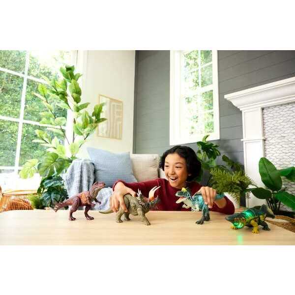 Jurassic World Kükreyen Dinozor Figürü Triceratops JKL81