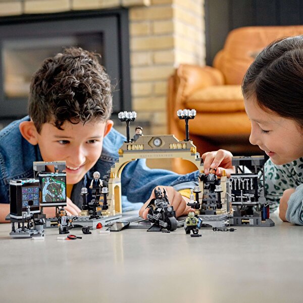 LEGO® DC Batman Batcave: Riddler Karşılaşması 76183