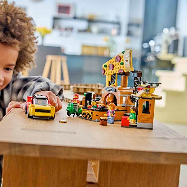 LEGO City Araçlarla Pizza Dağıtım Deneyimi 60496