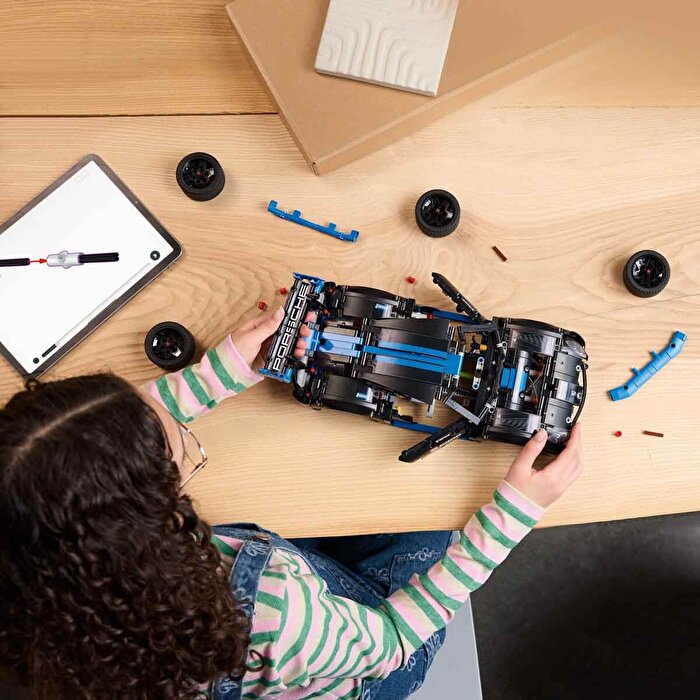 LEGO Technic Porsche GT4 E-Performance Yarış Arabası 42176