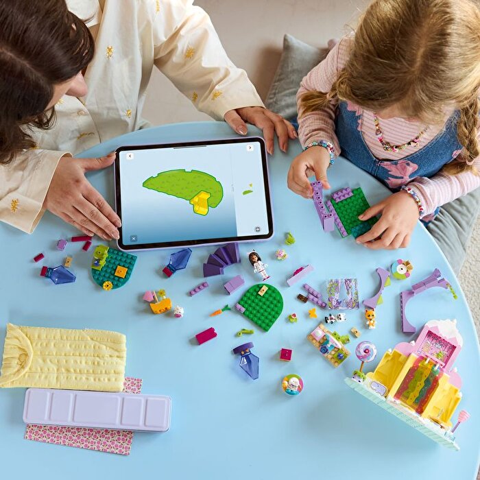 LEGO Gabby's Dollhouse Tatlı Şekerleme Dağı ve Kedi Bahçesi 11205