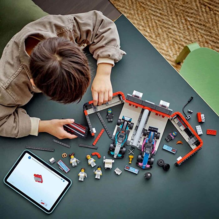 LEGO City F1 Garajı ve Mercedes-AMG ve Alpine Arabaları 60444