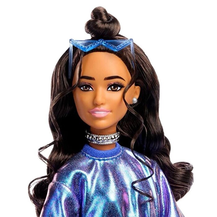 Barbie Deluxe Style Stil İkonu Bebek Metalik Mavi Üst ve Etekli JFP42