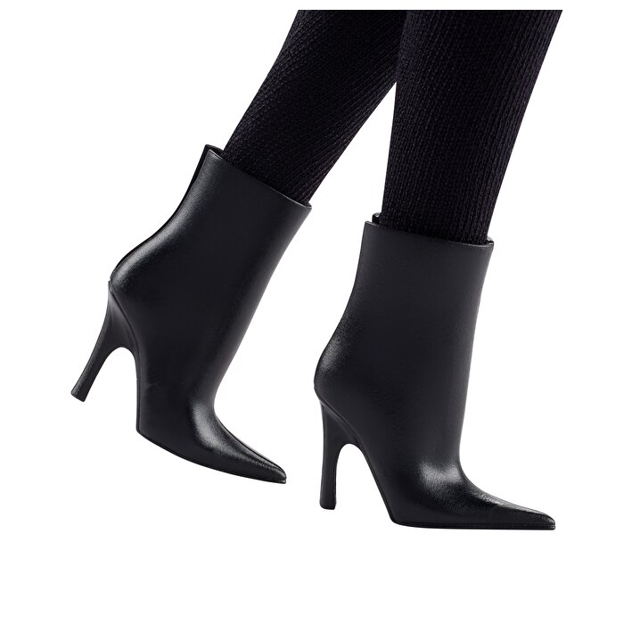 Barbie Koleksiyon Sonsuz Zarafet Bebeği GHT65