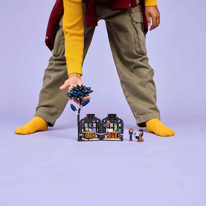 LEGO Wednesday Siyah Yıldız Çiçeği 76784