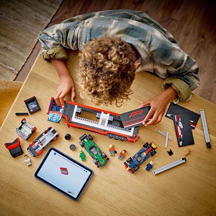 LEGO City RB20 ve AMR24 F1 Arabalı F1 Kamyonu 60445