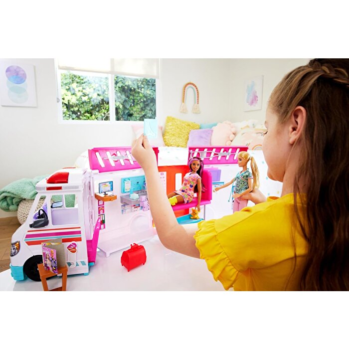 Barbi̇e'ni̇n Yeni̇ Ambulansı