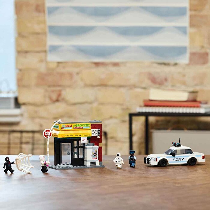 LEGO Marvel Spider-Verse: Miles Morales Spot'a Karşı 76311