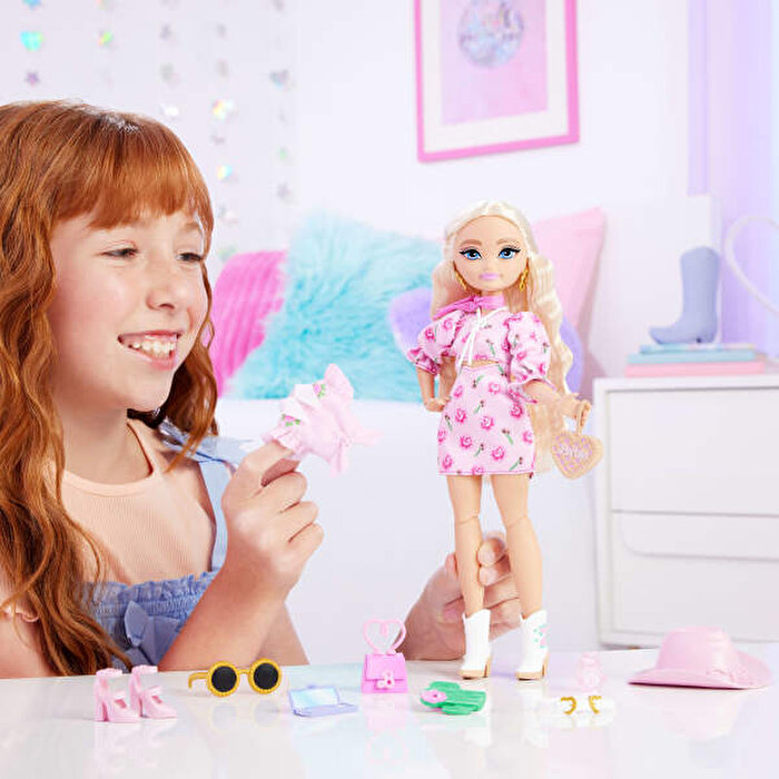 Barbie Dream Besties Festival Kombinleri Barbie Malibu Bebek ve Aksesuarları Seti JGH87