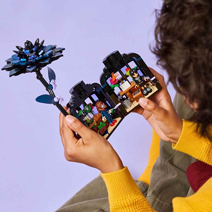 LEGO Wednesday Siyah Yıldız Çiçeği 76784