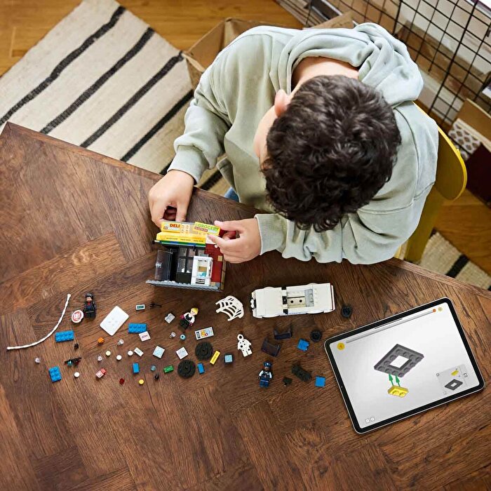 LEGO Marvel Spider-Verse: Miles Morales Spot'a Karşı 76311